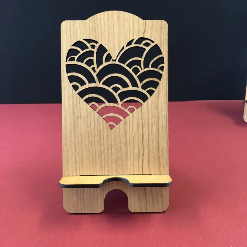 Smartphonehalter aus Holz mit Herz
