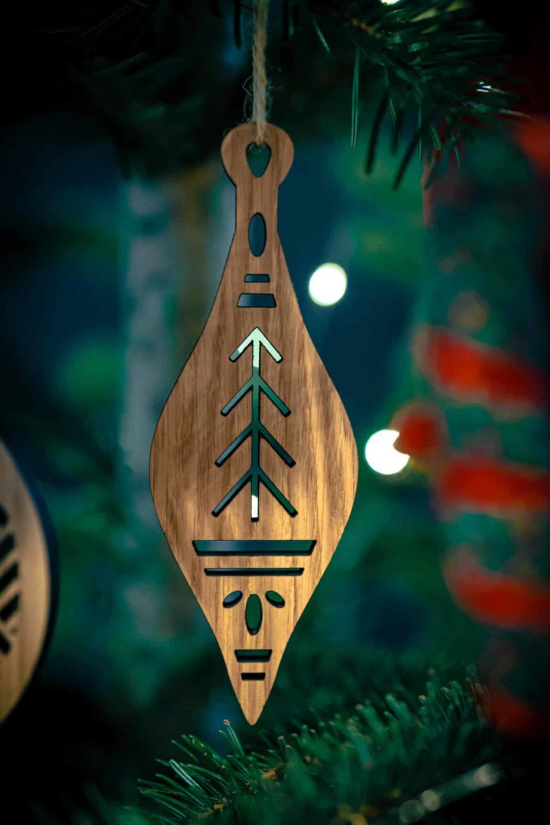 Boule de Noël en bois de forme allongée