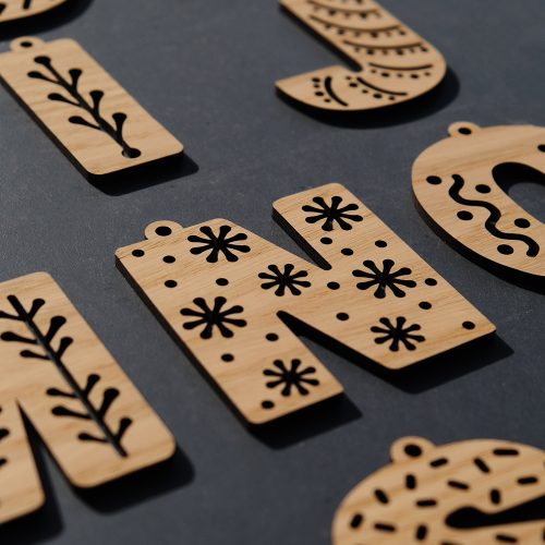 Lettres découpées en bois